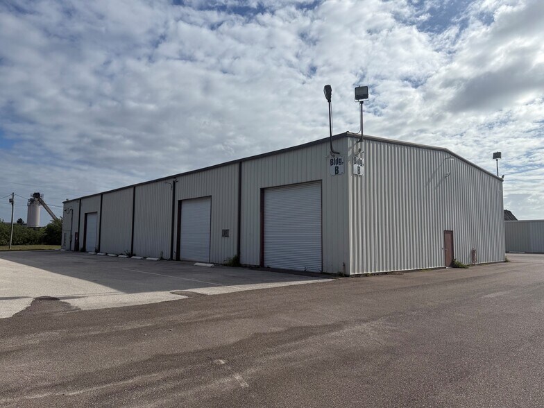 More Photos Of 12625 40th St N, Clearwater Warehouse For Lease