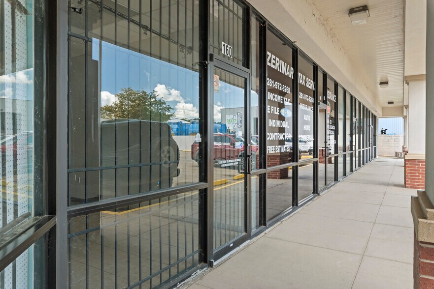 More Photos Of 301 Vista Rd, Pasadena Storefront For Lease