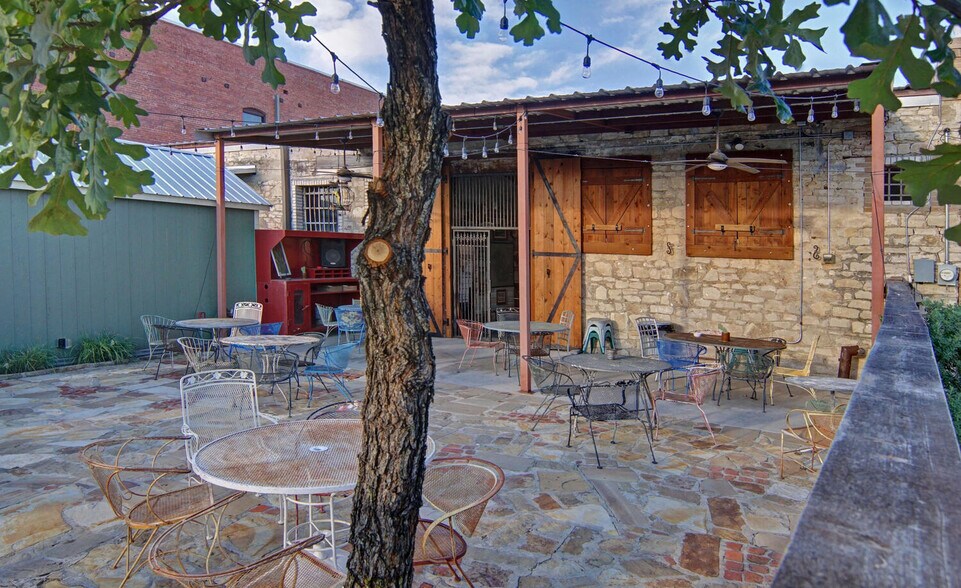 More Photos Of 120 N Austin St, Comanche Bar For Sale