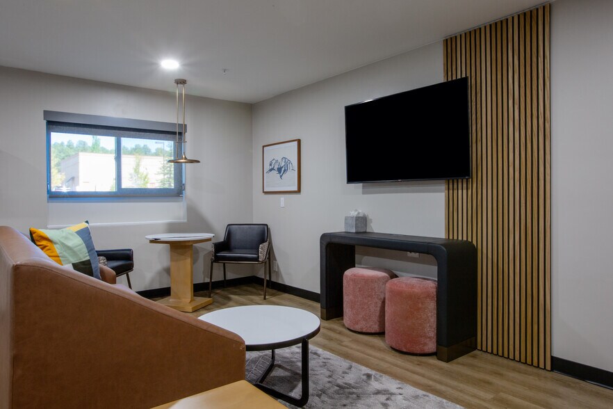 More Photos Of 2735 S Woodlands Village Blvd, Flagstaff Hotel For Sale