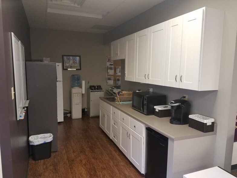 More Photos Of 7721 Clayton Rd, Saint Louis General Retail For Lease