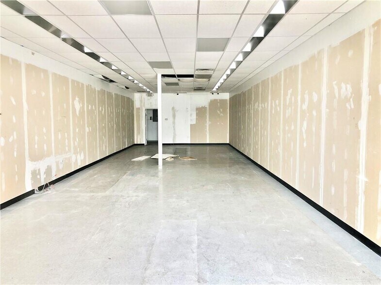 More Photos Of 4322 N Conway Ave, Palmhurst Freestanding For Lease