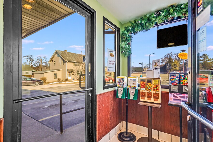 More Photos Of 2604 Custer St, Manitowoc General Retail For Sale