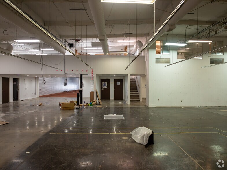 More Photos Of 948 Crocker St, Los Angeles Storefront Retail Office For Lease