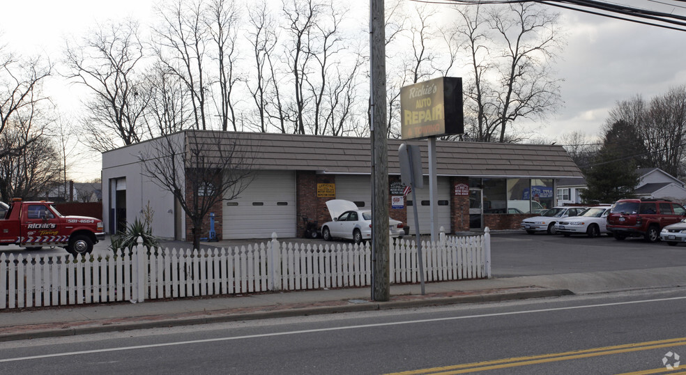 Primary Photo Of 92 Carleton Ave, Islip Terrace Auto Repair For Lease