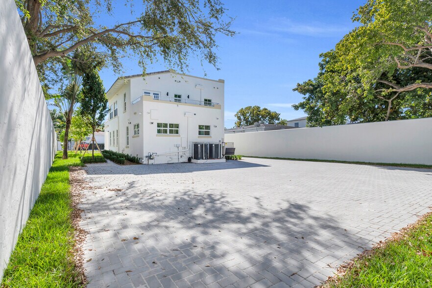 More Photos Of 563 NE 67th St, Miami Medical For Lease