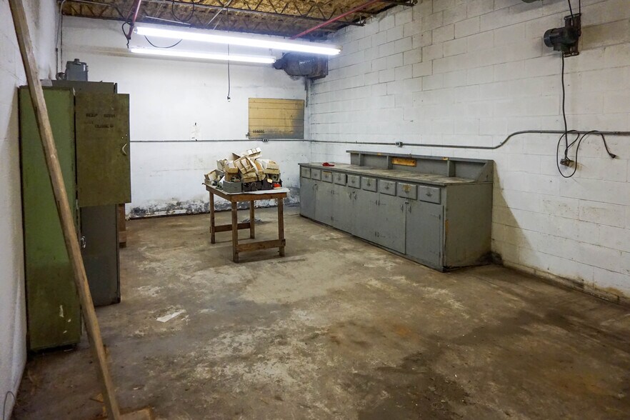 More Photos Of 714 S Franklin St, Cuba Industrial For Sale