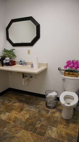 More Photos Of 7400-7440 NW River Park Dr, Parkville General Retail For Lease