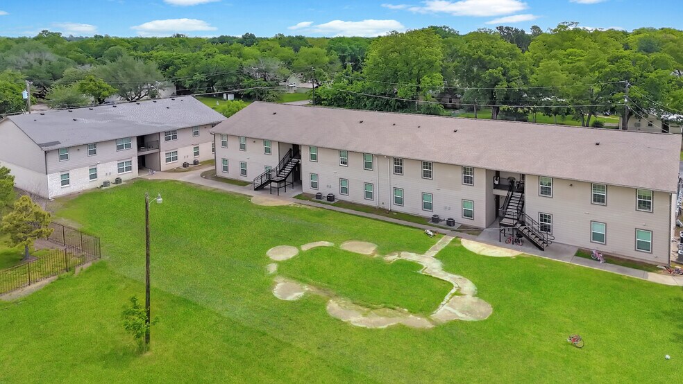 More Photos Of 1201 W 10th St, Bonham Apartments For Sale