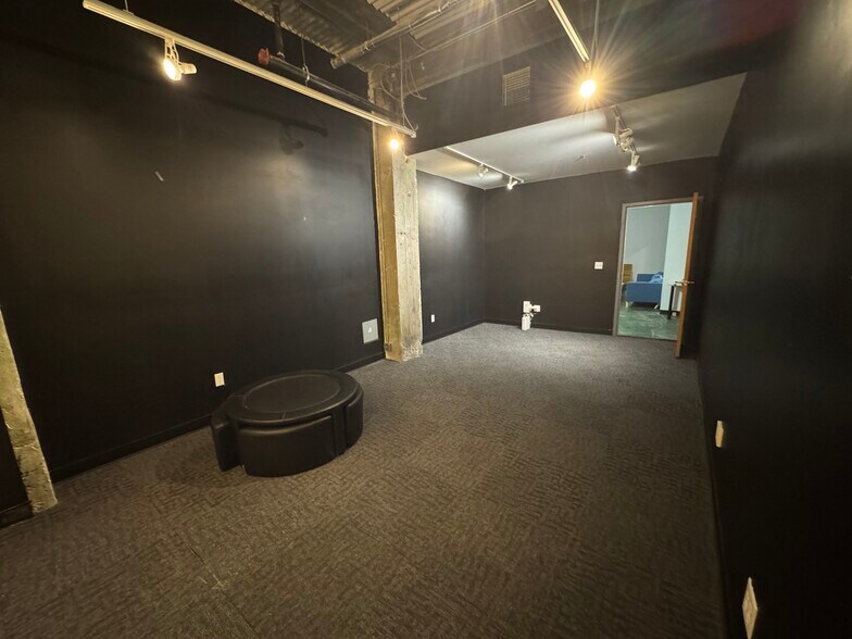 More Photos Of 1900 Main St, Kansas City General Retail For Lease