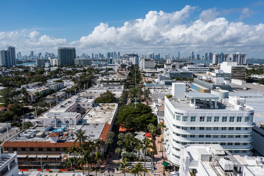 More Photos Of 200 Lincoln Rd, Miami Beach Storefront For Lease