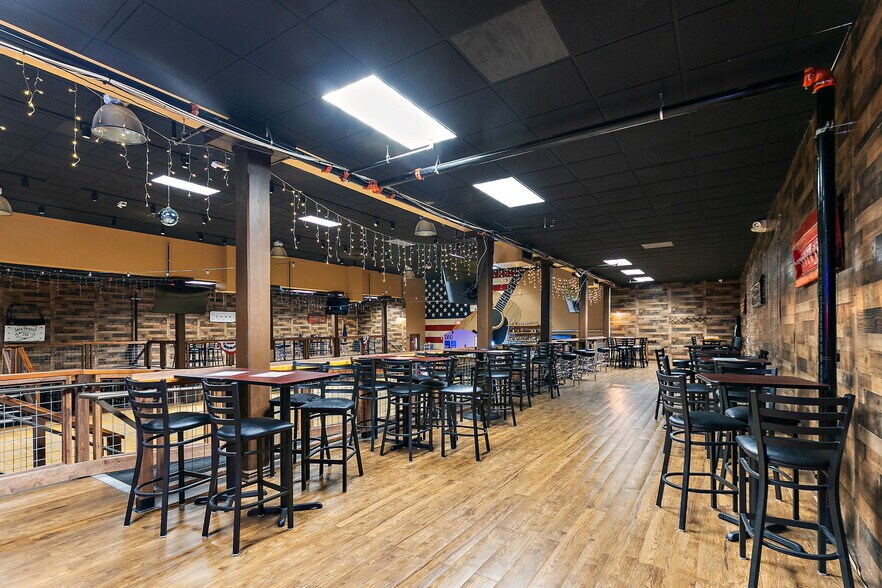 More Photos Of 425 W State St, Sycamore General Retail For Sale