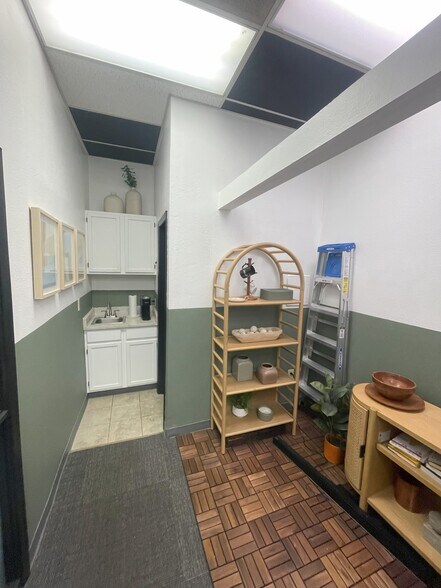 More Photos Of 7441 E Butherus Dr, Scottsdale Light Distribution For Lease