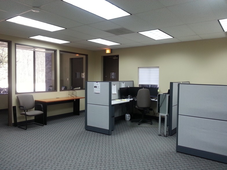 More Photos Of 225 N Arlington Heights Rd, Elk Grove Village Light Distribution For Lease