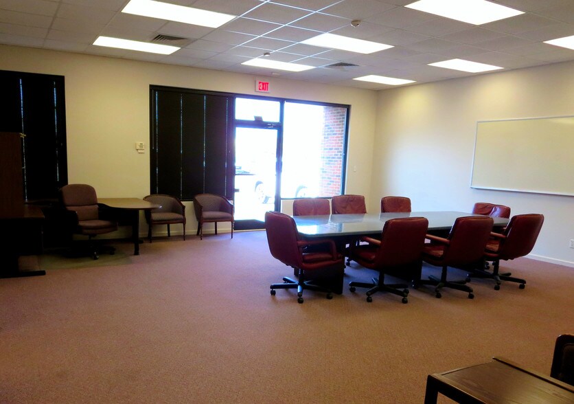 More Photos Of 409 Chicago Dr, Fayetteville Flex For Lease