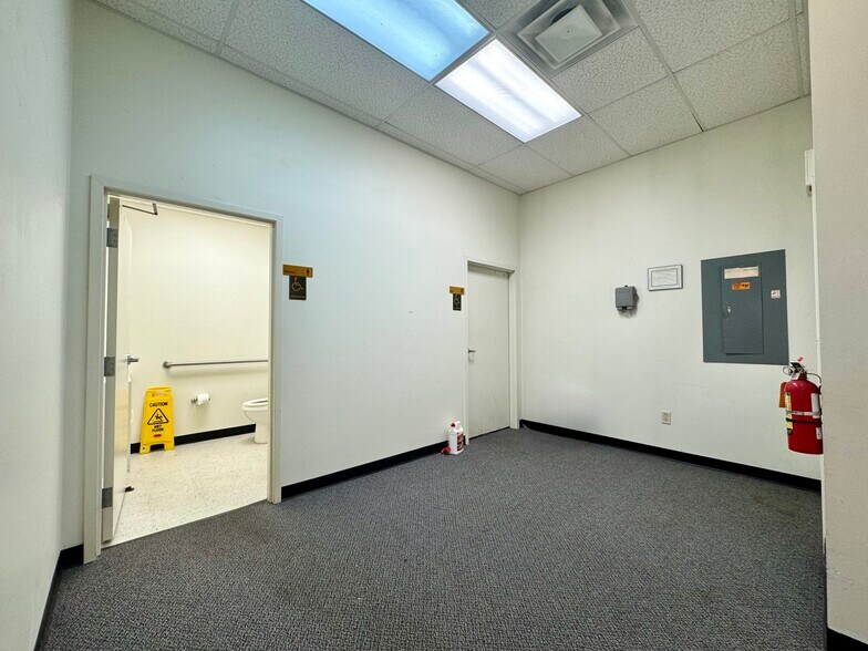More Photos Of 210 Frontier St, Lexington Storefront Retail Office For Lease