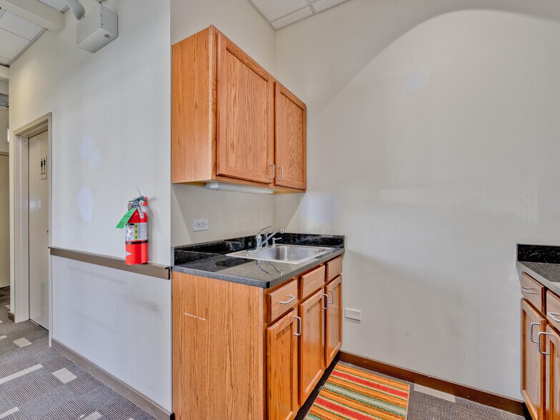 More Photos Of 5582 N Lincoln Ave, Chicago Apartments For Lease