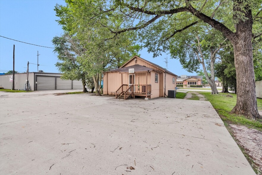 More Photos Of 108 W Montgomery St, Willis Flex For Sale