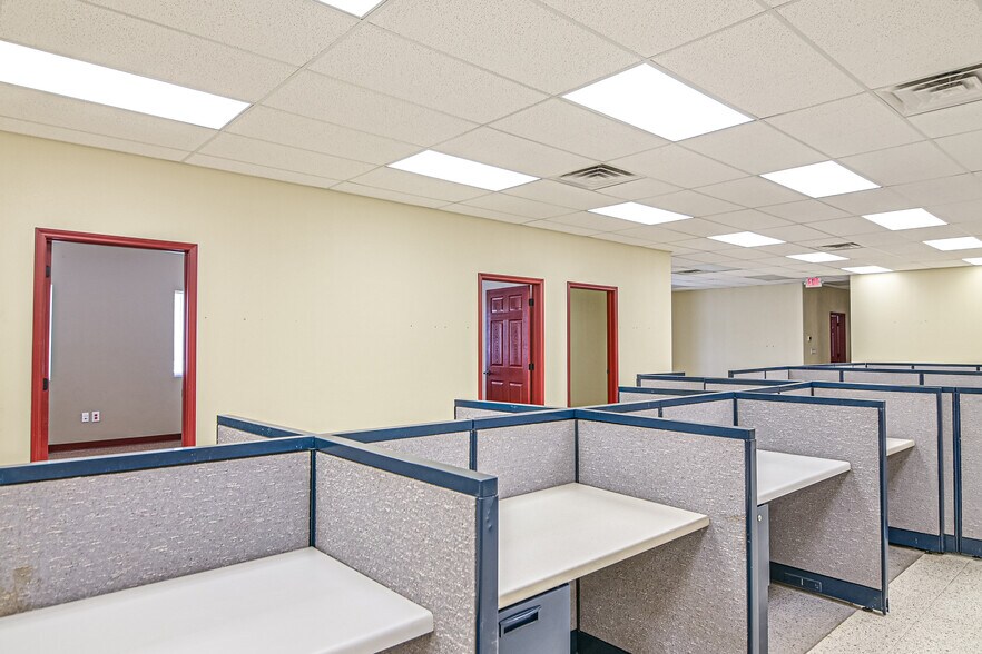 More Photos Of 1501 N Fairgrounds Rd, Midland Office For Lease