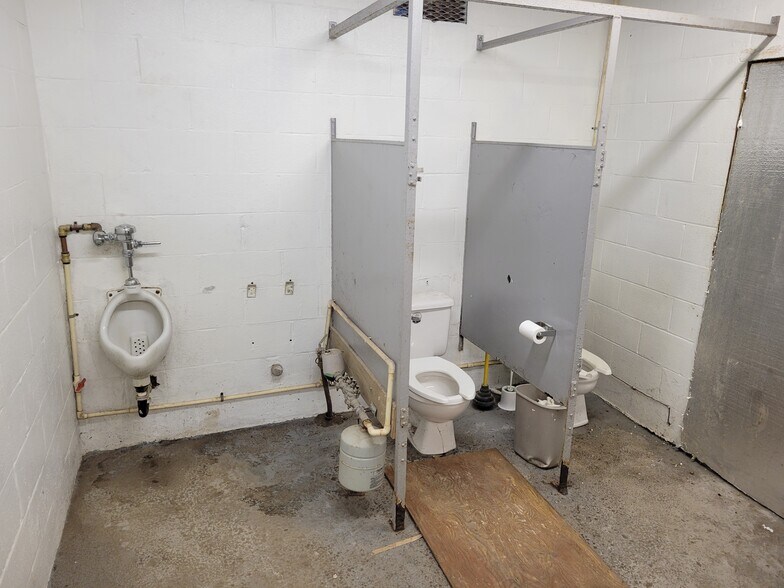 More Photos Of 1117 W Mulberry St, Lancaster Manufacturing For Sale