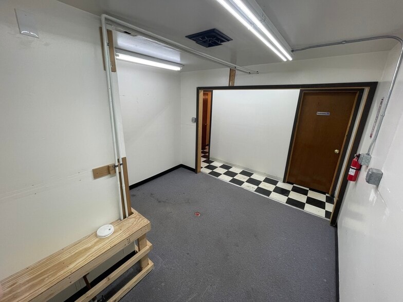 More Photos Of 3310-3320 S Knox Ct, Englewood Research And Development For Lease