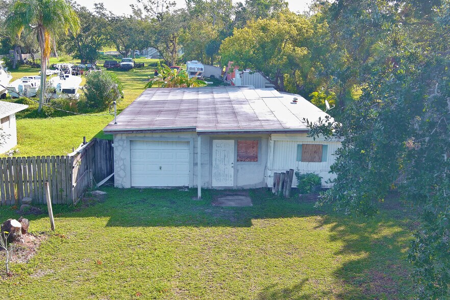 More Photos Of 426 S Plumosa St, Merritt Island General Retail For Sale