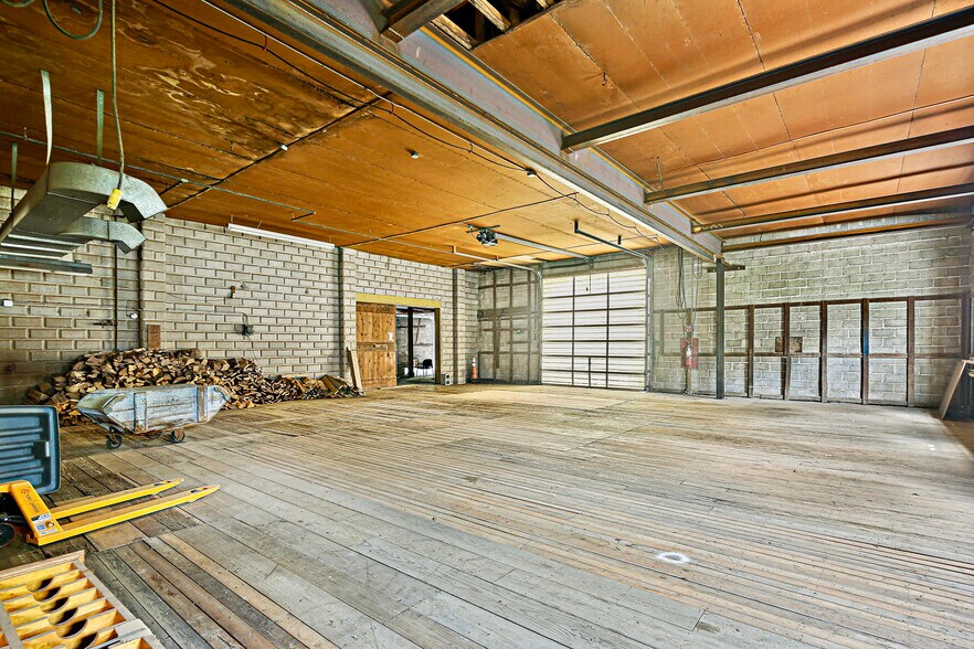 More Photos Of 8106 Intersection Rd, Glen Rock Warehouse For Lease