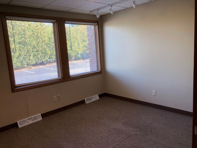 More Photos Of 1416 S Commercial St, Neenah Medical For Lease
