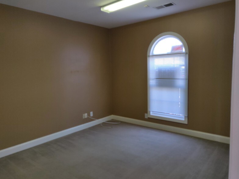More Photos Of 106 Colony Park Dr, Cumming Office Residential For Lease