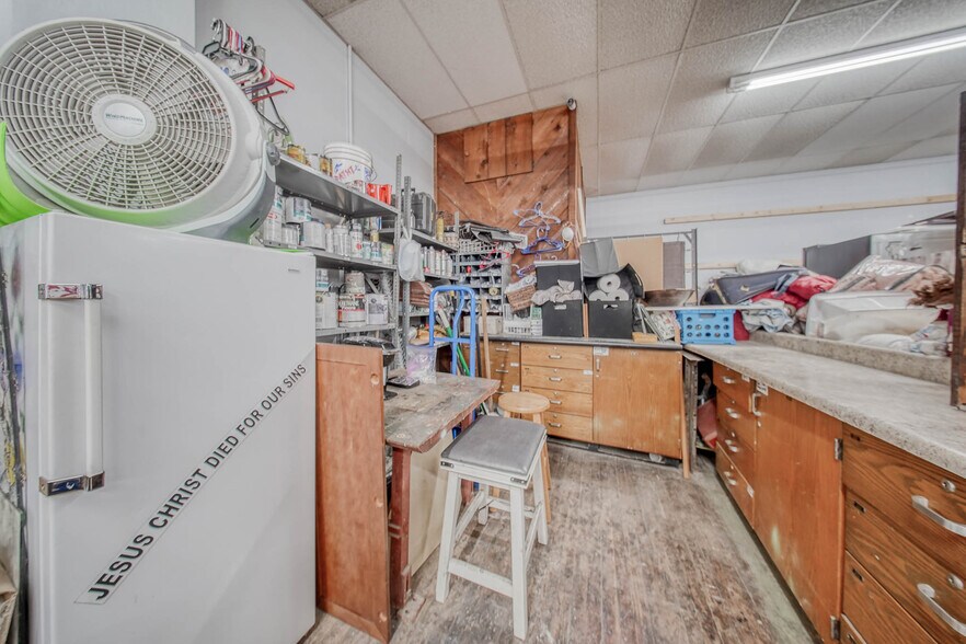 More Photos Of 105 E Walnut St, Houston Freestanding For Sale