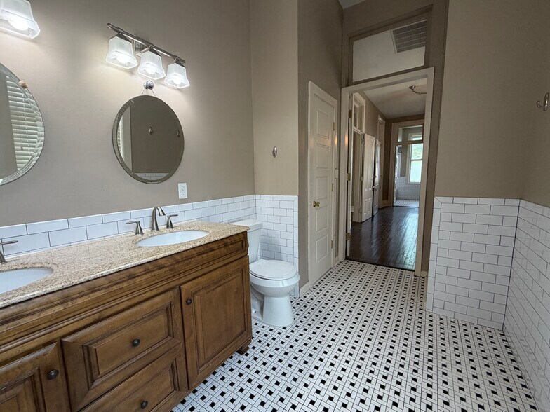 More Photos Of 28 S Idlewild St, Memphis Freestanding For Sale