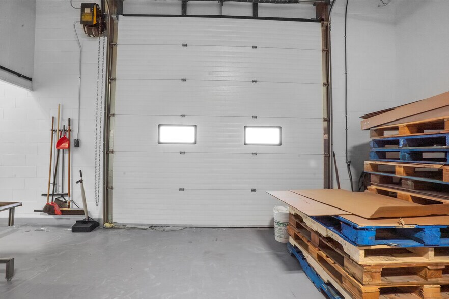 More Photos Of 609-649 Montée De Liesse, Saint-Laurent Warehouse For Sale