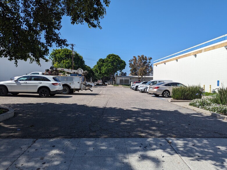 More Photos Of 1350 E Thompson Blvd, Ventura General Retail For Sale