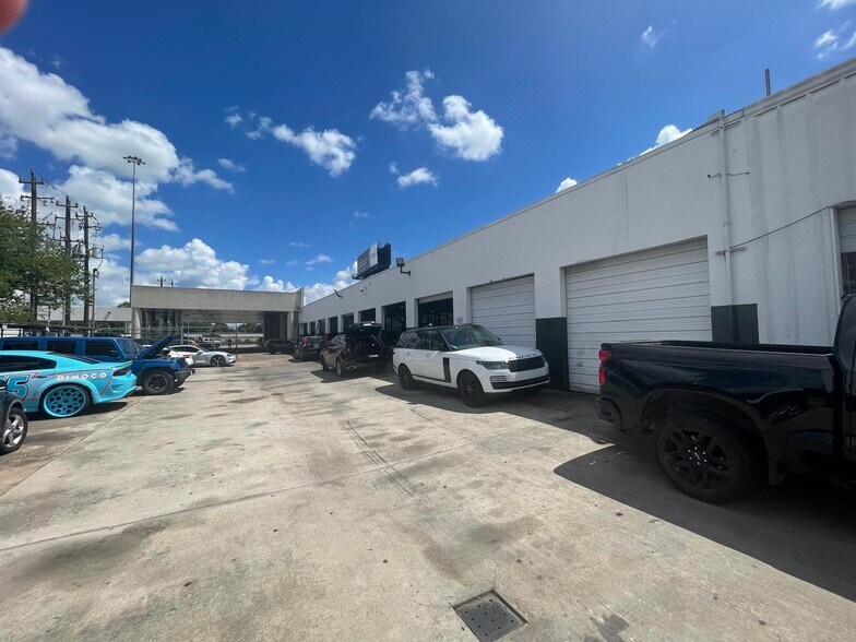 More Photos Of 7300 Southwest Fwy, Houston Freestanding For Lease