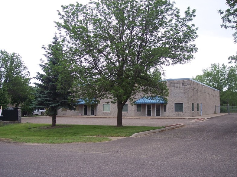 Primary Photo Of 9141-9159 NE Isanti St, Blaine Warehouse For Lease