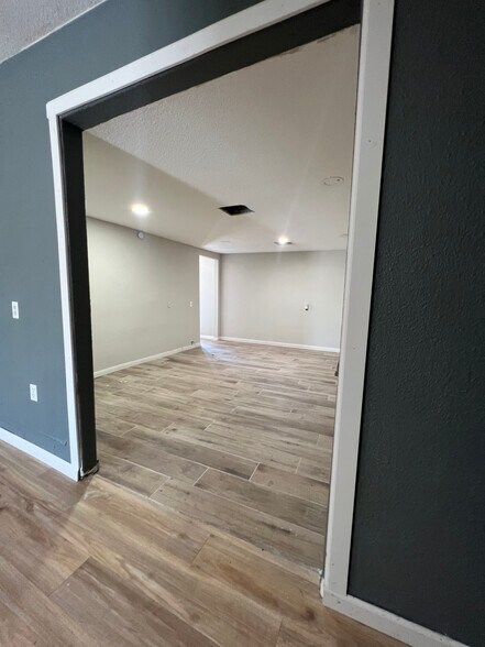 More Photos Of 804 W 2nd St, Taylor Storefront Retail Office For Lease