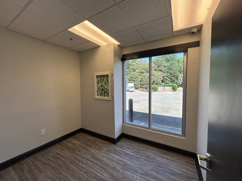 More Photos Of 3120 Latrobe Dr, Charlotte Showroom For Lease
