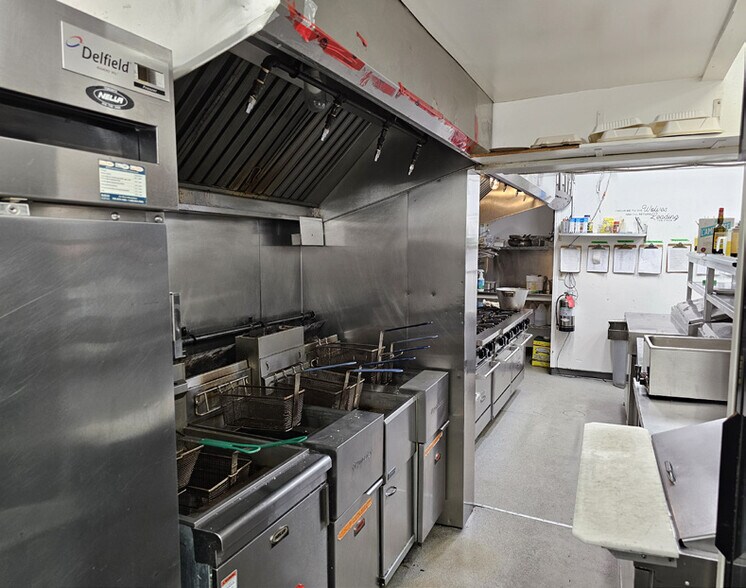 More Photos Of 105 James St, Parry Sound Restaurant For Sale