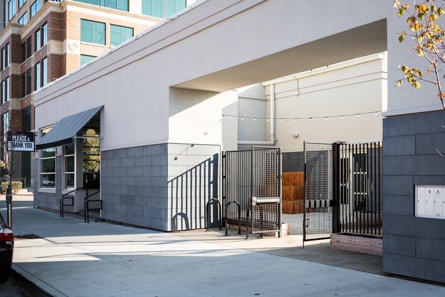 More Photos Of 252 E Market St, Louisville Storefront Retail Office For Lease