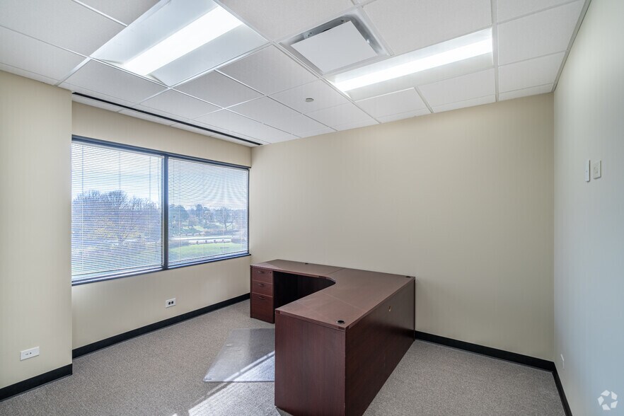 More Photos Of 387 Shuman Blvd, Naperville Medical For Lease