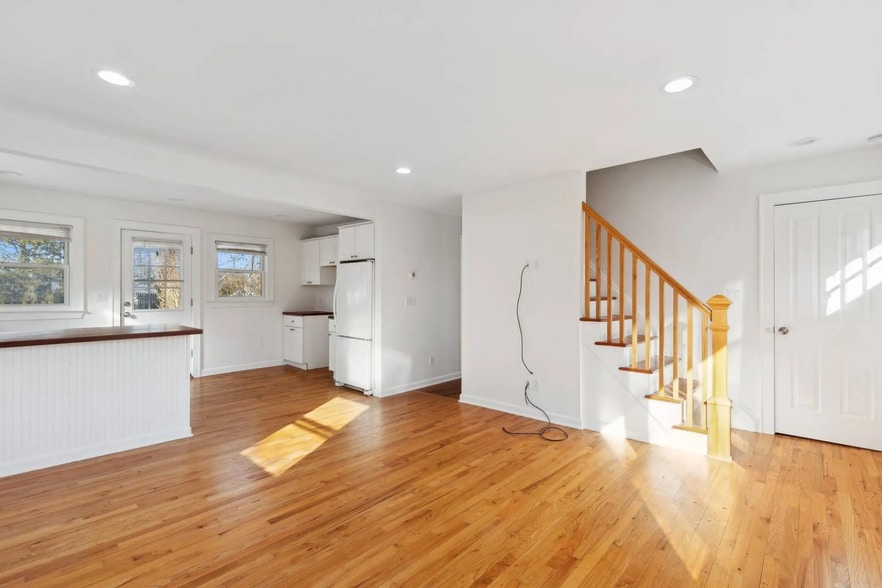 More Photos Of 87 North Rd, Hampton Bays Storefront Retail Residential For Sale
