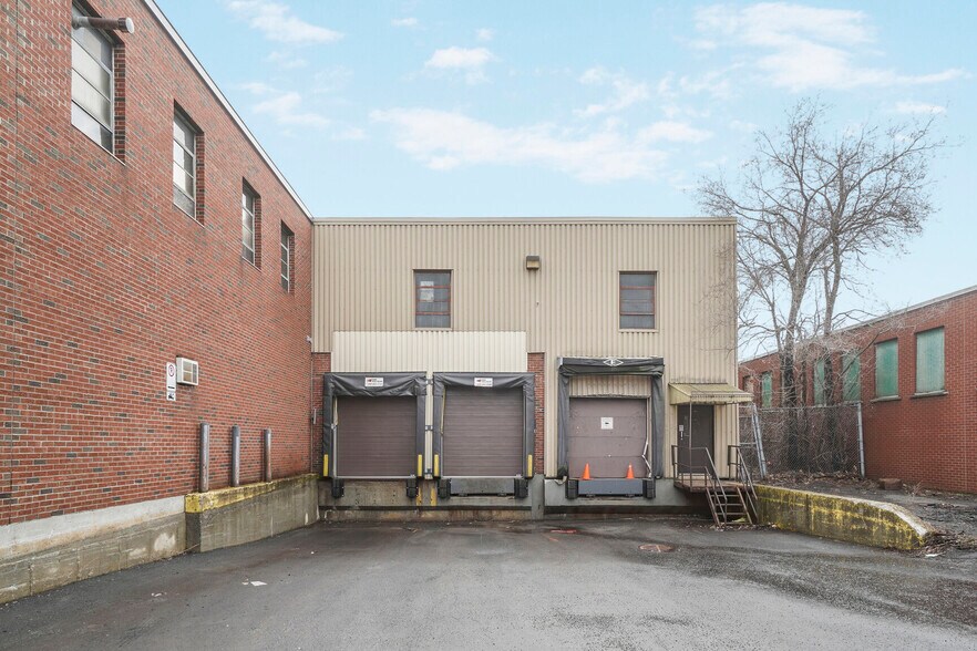 More Photos Of 1280 Boul Jules-Poitras, Montréal Warehouse For Lease