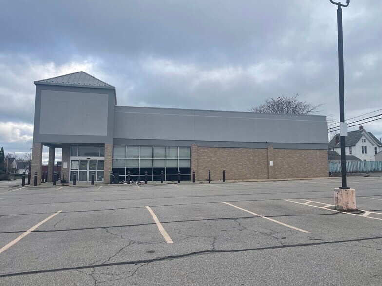 More Photos Of 2709 Broadway, Lorain Drugstore For Lease
