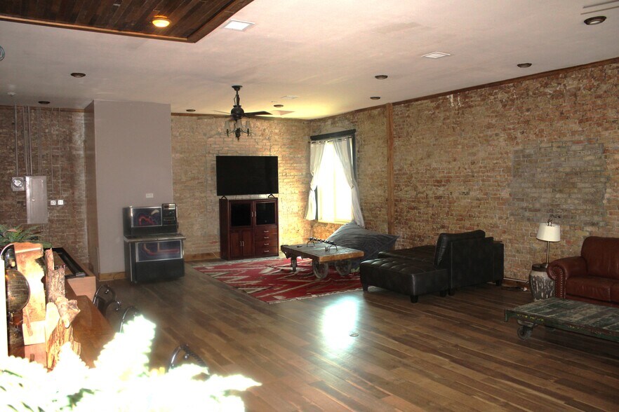 More Photos Of 944 Main St, Evanston Storefront Retail Office For Sale