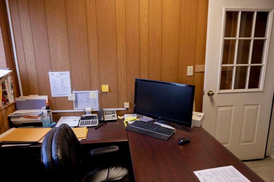 More Photos Of 712 Industrial Ln, Oneida Distribution For Sale