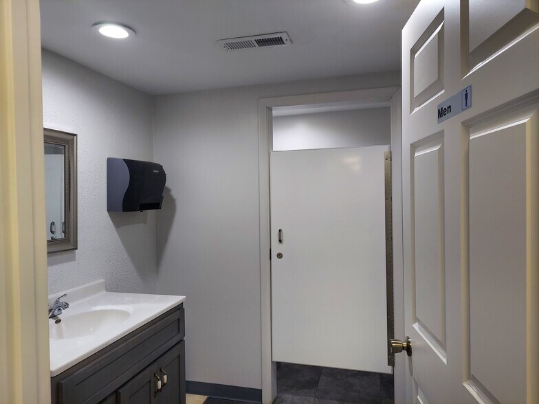 More Photos Of 207 N Brewer St, Paris Storefront Retail Office For Lease