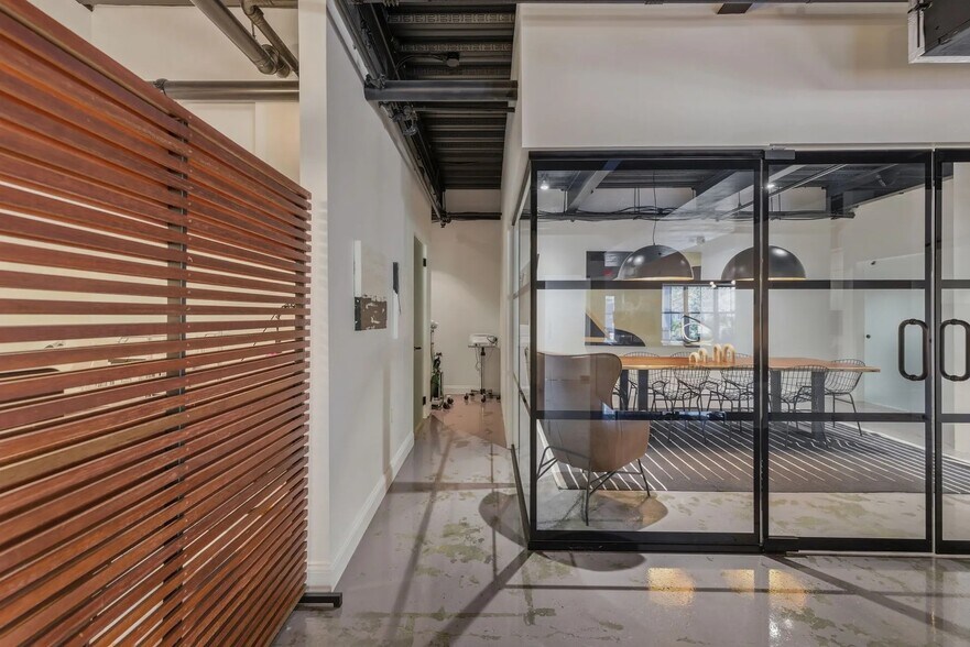 More Photos Of 1 Mariners Lndg, Edgartown Office For Sale