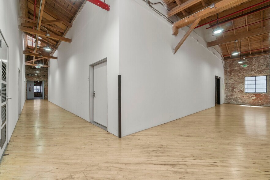 More Photos Of 941 E 2nd St, Los Angeles Industrial For Lease