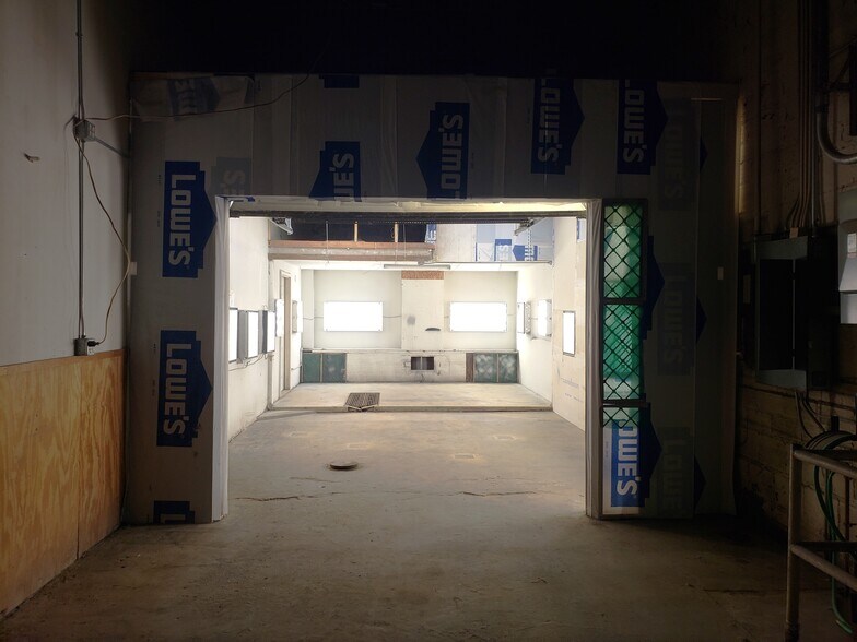 More Photos Of 417 Duff Ave, Ames Light Manufacturing For Lease