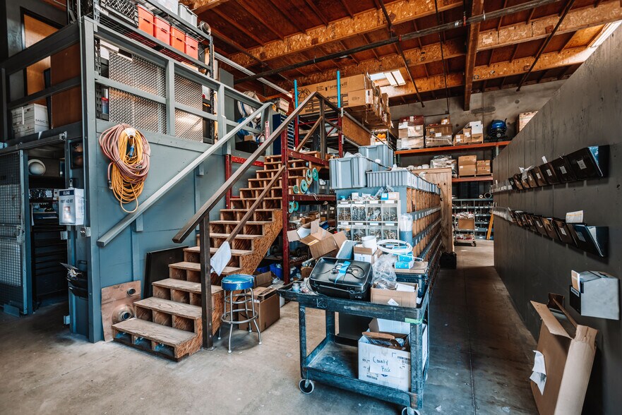 More Photos Of 12175 Dearborn Pl, Poway Warehouse For Lease